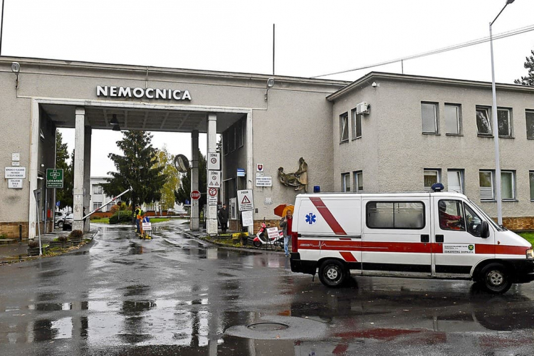 Romlik a vírushelyzet, egy nyugat-szlovákiai kórház már leállította a tervezett műtéteket