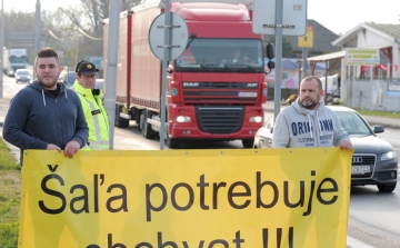Vágsellye: Lassú haladással tüntetnek a sofőrök a vágsellyei körgyűrű építésének elhalasztása miatt