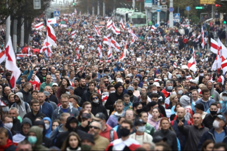 Vízágyút vetettek be a minszki tüntetésen 