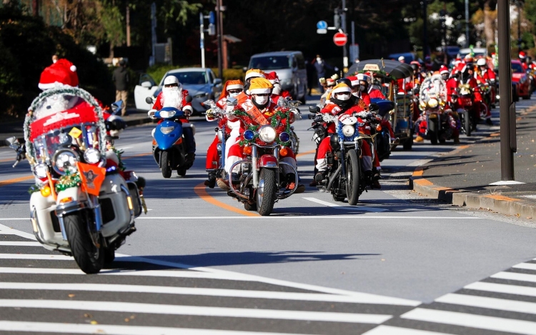 Tokióban száz motoros Mikulás hívta fel a figyelmet a gyermekbántalmazás problémájára