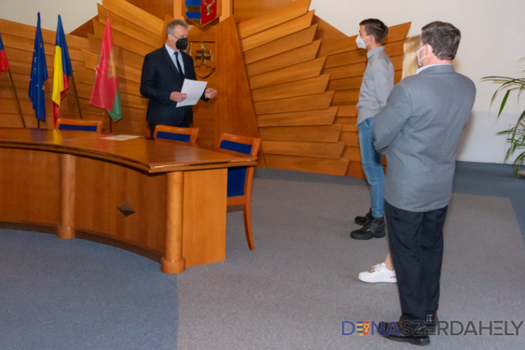 Dunaszerdahely: beiktatták Fialka Tamást, a város új diákpolgármesterét