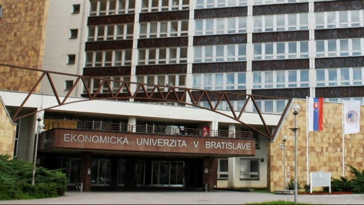 A Közgazdasági Egyetem Ligetfalusi nyári egyetemet szervez időseknek