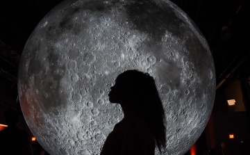 A Blue Origin küldhet először nőt a Holdra