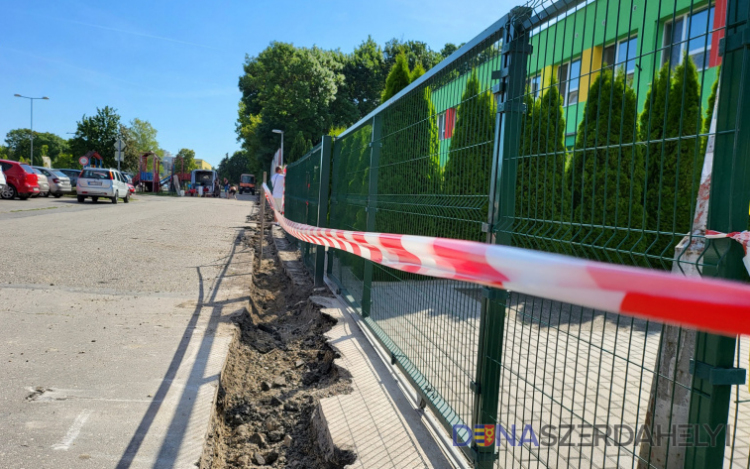 Dunaszerdahely: Megkezdték a közvilágítás felújítását a Szabadidőparkban