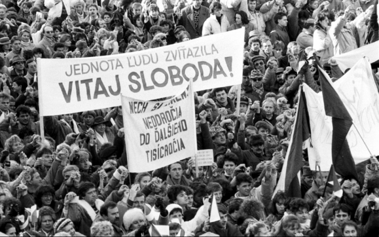 Ezen a napon: november 17. – A Bársonyos forradalom és Budapest napja