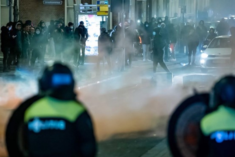 Elfajult tüntetések Hollandiában: könnygázt és vízágyút is bevetettek 