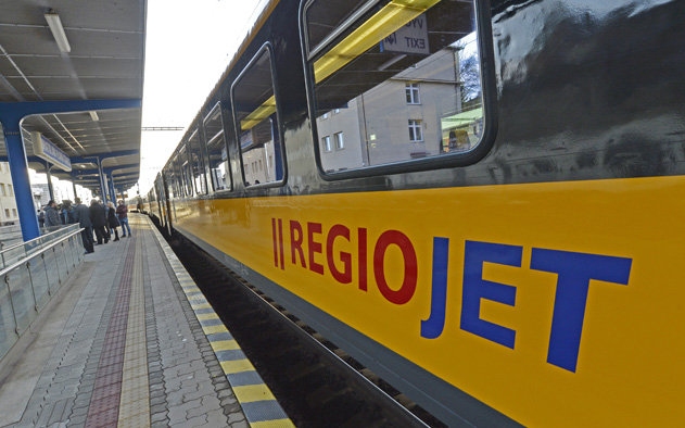 Újra közlekednek a vonatok Pozsony és Komárom között, az utasok számoljanak 30 perces késéssel 