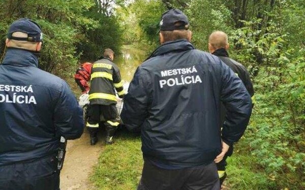Érsekújvár: Rendőrök és tűzoltók mentettek ki egy férfit az árvíz sújtotta kertből