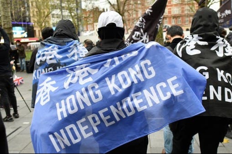 A britek tárt karokkal várják a Hongkongból menekülőket