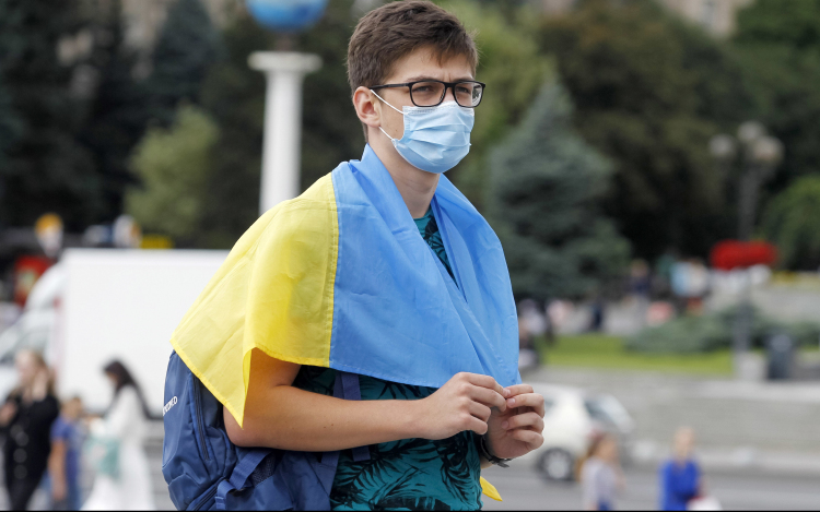 Ukrajnában nem taníthat az, aki nincs beoltva