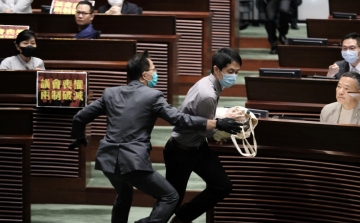 Rendzavarással hátráltatták a kínai nemzeti himnusszal kapcsolatos törvényről szóló vitát hongkongi ellenzéki politikusok