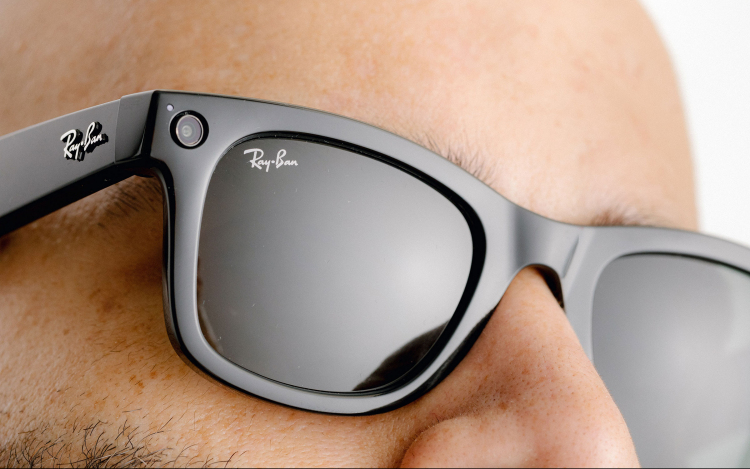 Megérkezett a Facebook első smart-szemüvege