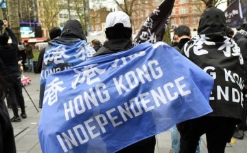 A britek tárt karokkal várják a Hongkongból menekülőket