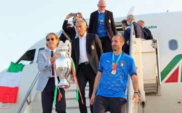 Minden út Rómába vezet: így ünnepelt a bajnok az olasz fővárosban