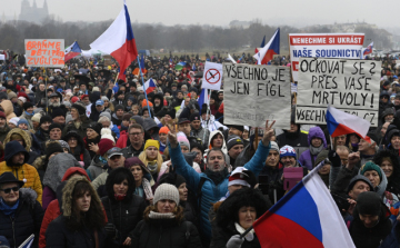 Ezrek tüntettek Prágában a járványügyi szigorítások ellen