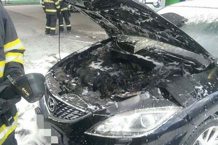 Pozsony: Egy malomvölgyi benzinkúton kigyulladt egy gépkocsi