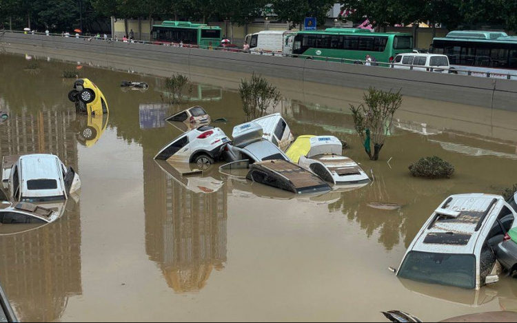 Árvizek Kínában: városrészek kerültek víz alá