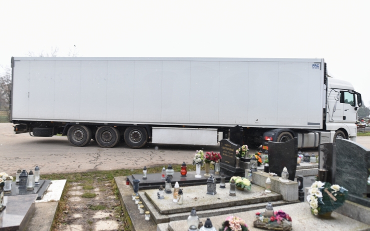 Nyitra: Egy második hűtőkocsira is szükség van a holttestek tárolásához