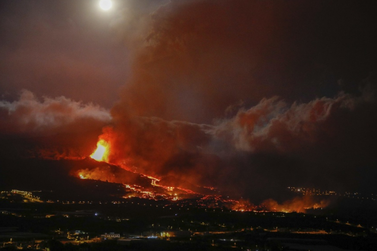 Ezreket evakuáltak La Palma szigetéről egy különösen aktív vulkán miatt