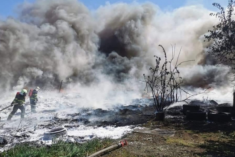 Húsz tűzoltó harcol a lángok ellen Garamkálnán 