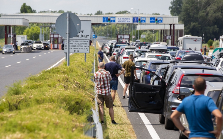 Torlódás van az M7-es autópályán a magyar-horvát szakaszon