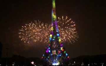 Megtartják a tűzijátékot Párizsban, de az ünnep szomorú lesz 
