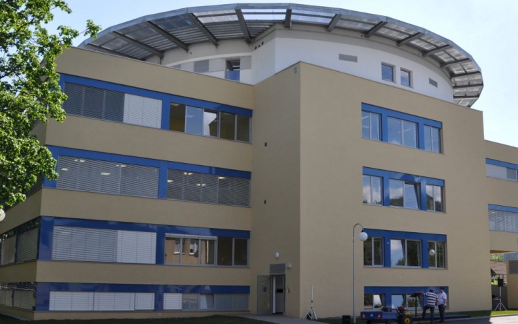 Két koronavírussal fertőzött beteg hunyt el rózsahegyi Központi katonai kórházban