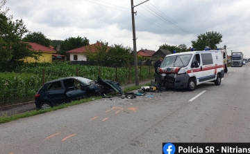 Súlyos baleset: Mentőautó és egy Peugeot ütközött