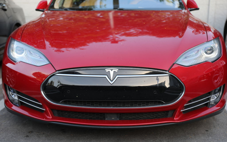 Kellemetlen meglepetés a Tesla-nál