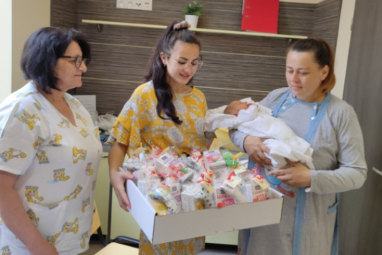A komáromi kórház újszülöttjei ismét horgolt polipokat kaptak ajándékba