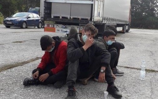 Menekülés a háború elől: hat afgán kiskorút találtak egy szerb kamionban