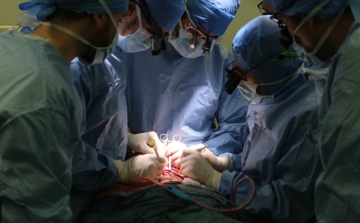 Komárom: Sikeres műtétet hajtottak végre egy 80 éves koronavírusos betegen
