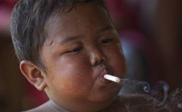 A kisbaba, aki negyven szál cigit szívott naponta: Így néz ki ma! 