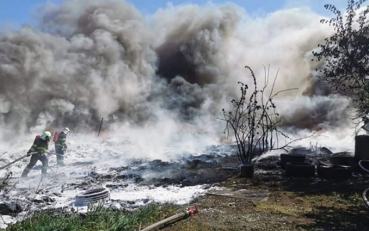 Húsz tűzoltó harcol a lángok ellen Garamkálnán 