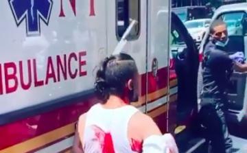 Durva: késsel a koponyájában várta a mentőket (videó)
