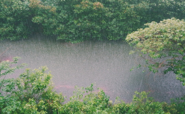 Pénteki időjárás: Erős esőzések, helyenként viharok várhatók