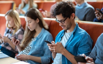 Függőség: a diákok nagy része nem bírja ki a telefonja nélkül