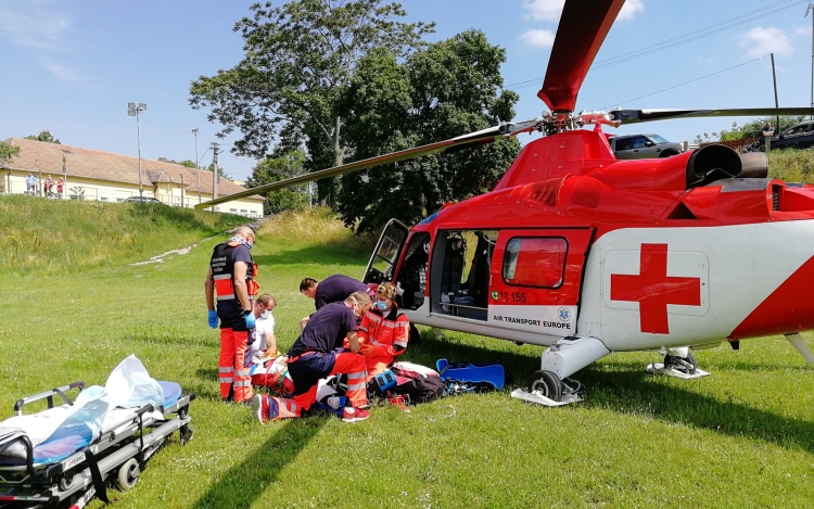 Mentőhelikopter szállította kórházba a fiatal kerékpárost