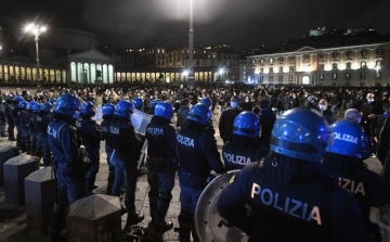 Olaszországi tüntetések: Jobb járványban meghalni, mint éhen halni