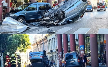Fejreállt egy autó Pozsony belvárosában 