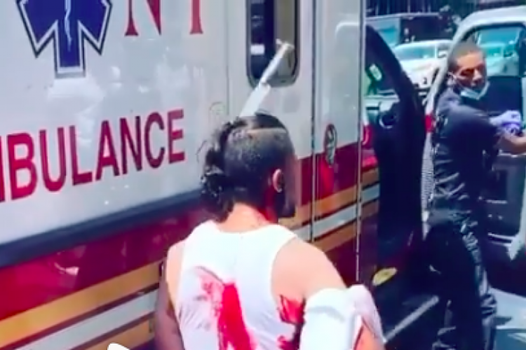Durva: késsel a koponyájában várta a mentőket (videó)