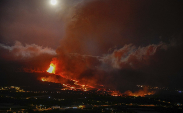 Ezreket evakuáltak La Palma szigetéről egy különösen aktív vulkán miatt
