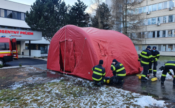 Betegosztályozó sátrak épülnek a kórházak előtt