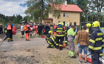 Frontálisan ütközött két személyvonat Csehországban