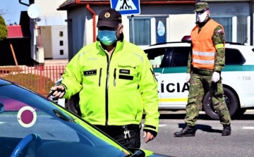 Rendőrök ellenőrzik a szájmaszkok viselését