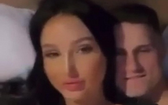 Műbotrány Csehországban: a hokikapus és párjának erotikus videója véletlenül felkerült a netre, erre az egész ország kiakad