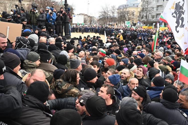 Oltásellenes tüntetők ostromolják a bolgár parlamentet