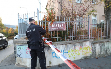 Egy halottja már van a prágai lövöldözésnek – a támadó egy házban barikádozta el magát