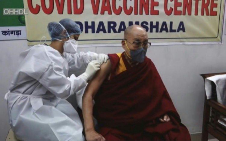 A dalai láma is megkapta az oltás első adagját