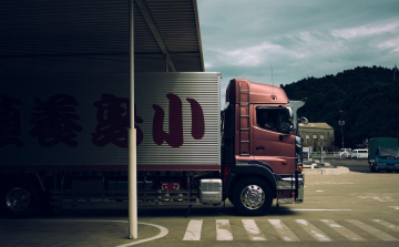 Egy cég így oldaná meg a kamionsofőr-hiányt Európában